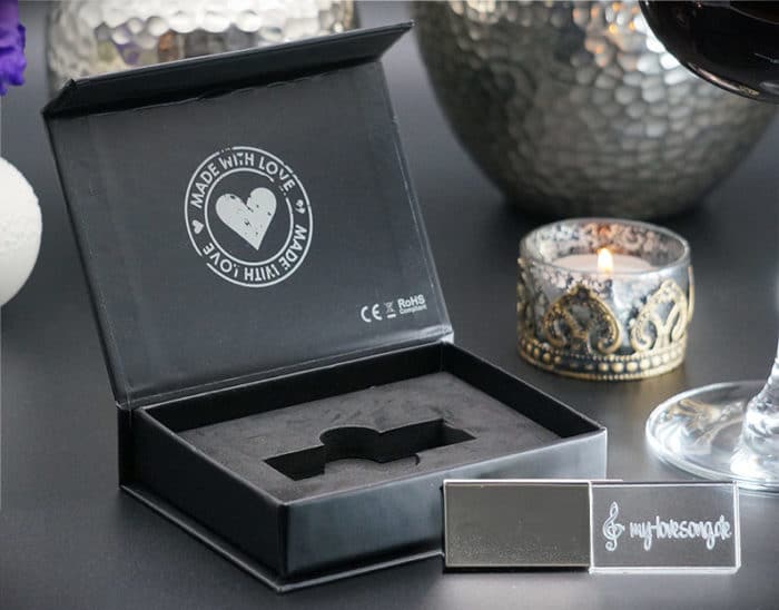 Exklusiver USB-Stick mit Geschenkbox (Song mit Eurer Geschichte)